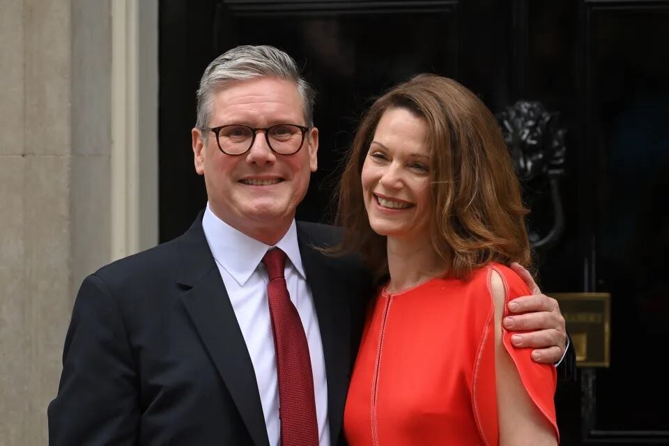 El primer ministro británico, Keir Starmer, junto a su esposa Victoria (Gentileza)