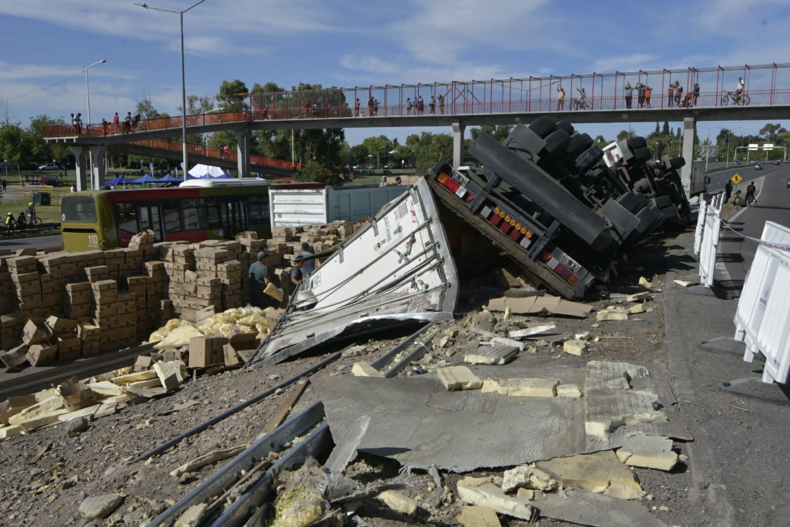 Un camión que transportaba papas congeladas volcó en el Acceso Este y la gente saqueó la mercadería. Foto: Orlando Pelichotti / Los Andes