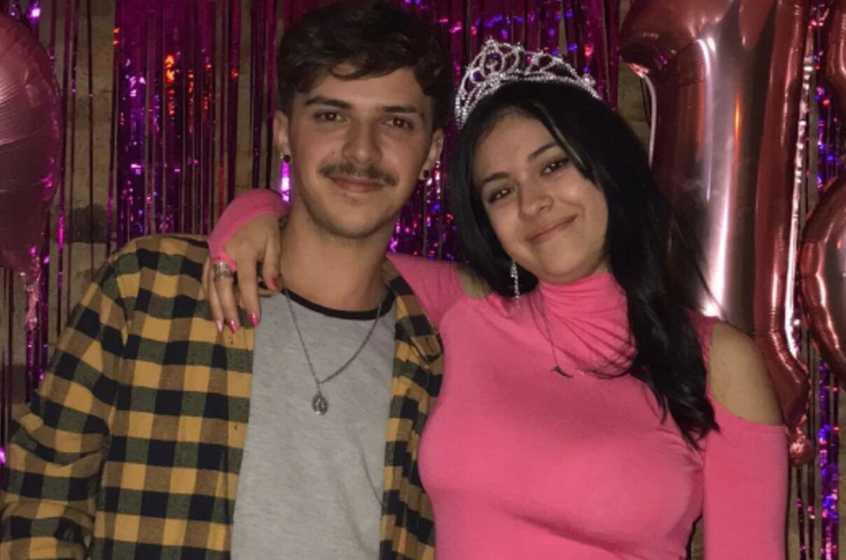 Pilar y su novio, uno de los pocos en ir a la fiesta de cumpleaños (Gentileza / TN)