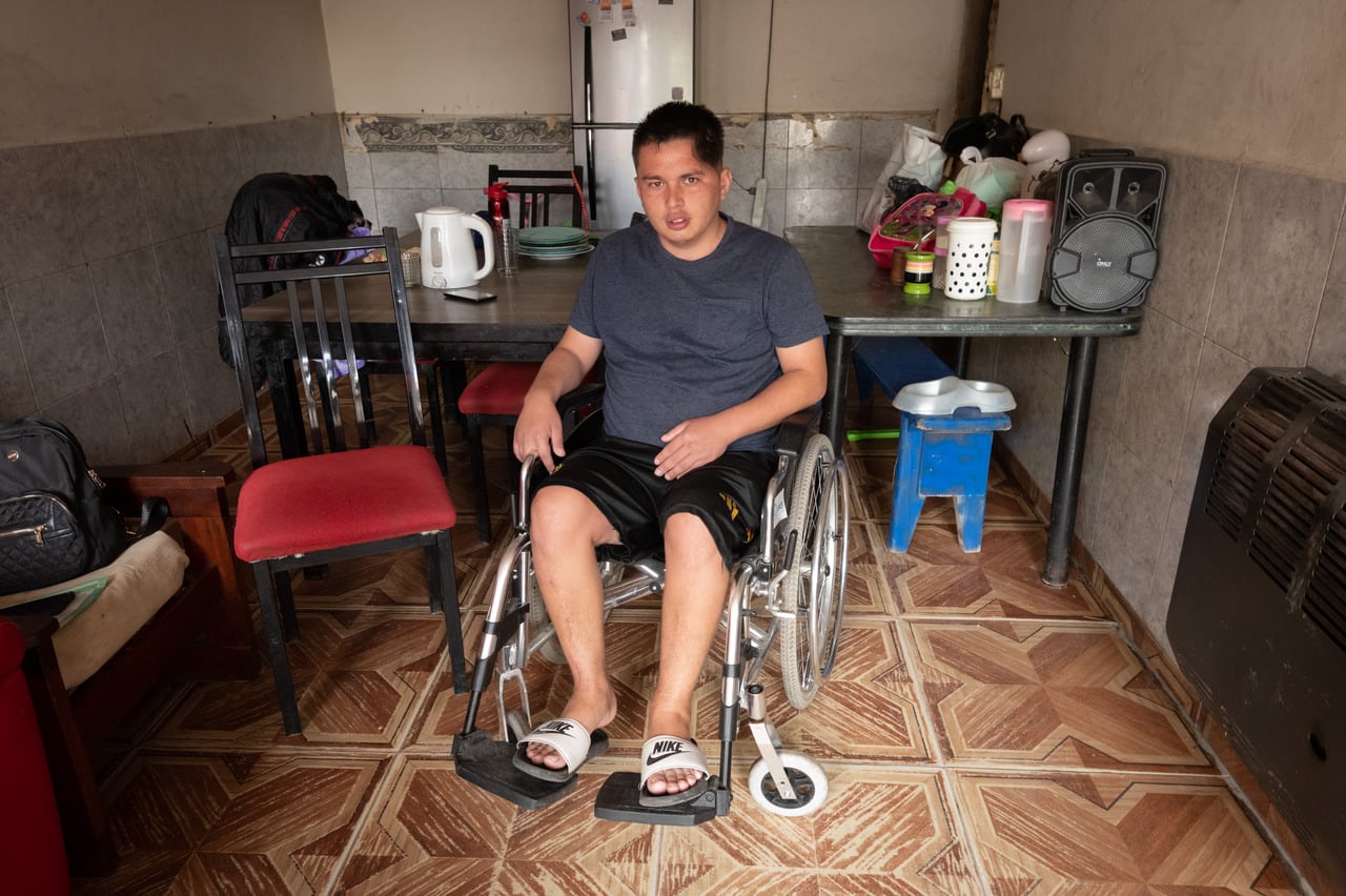 La dura vida de Benja: salvó a una joven de ser atropellada por un micro, fue embestido él y quedó con una discapacidad. Foto: Ignacio Blanco / Los Andes 