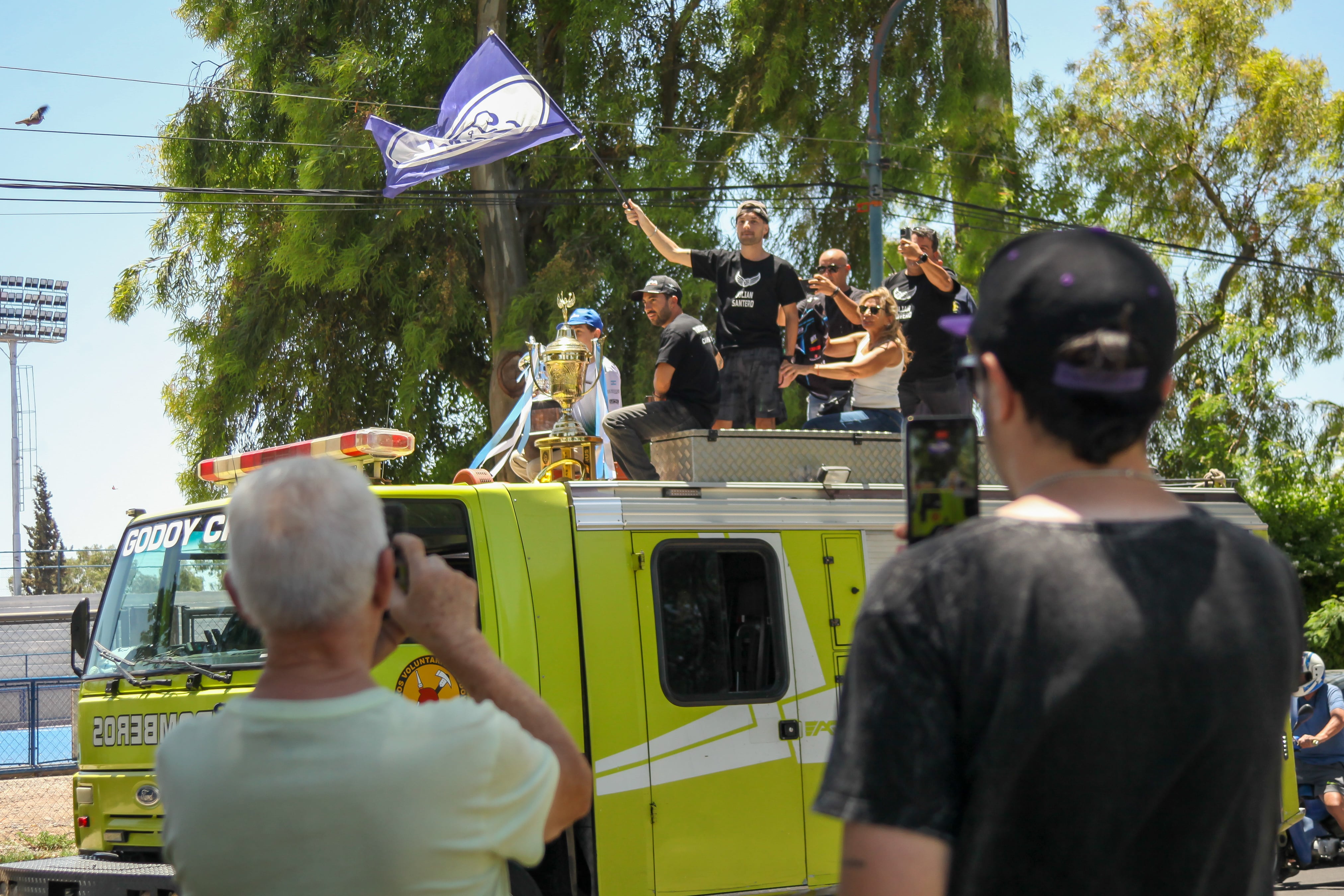 La caravana popular de Julián Santero: así recibieron en Mendoza al campeón del TC. Los Andes