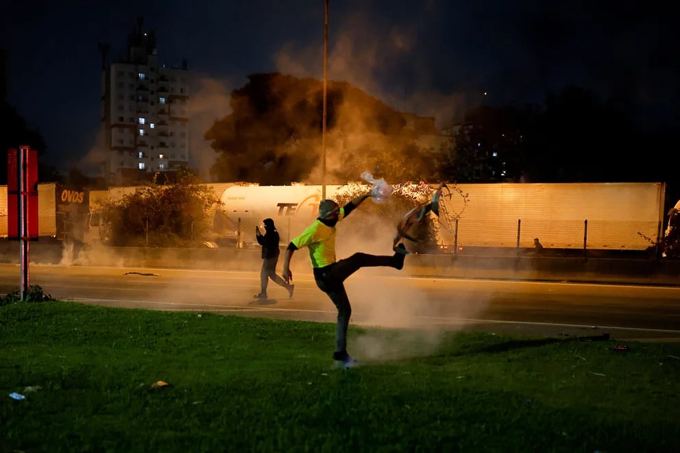 Caos en Brasil: la Policía intenta liberar más de 150 carreteras bloqueadas por simpatizantes de Bolsonaro. / Foto: Gentileza