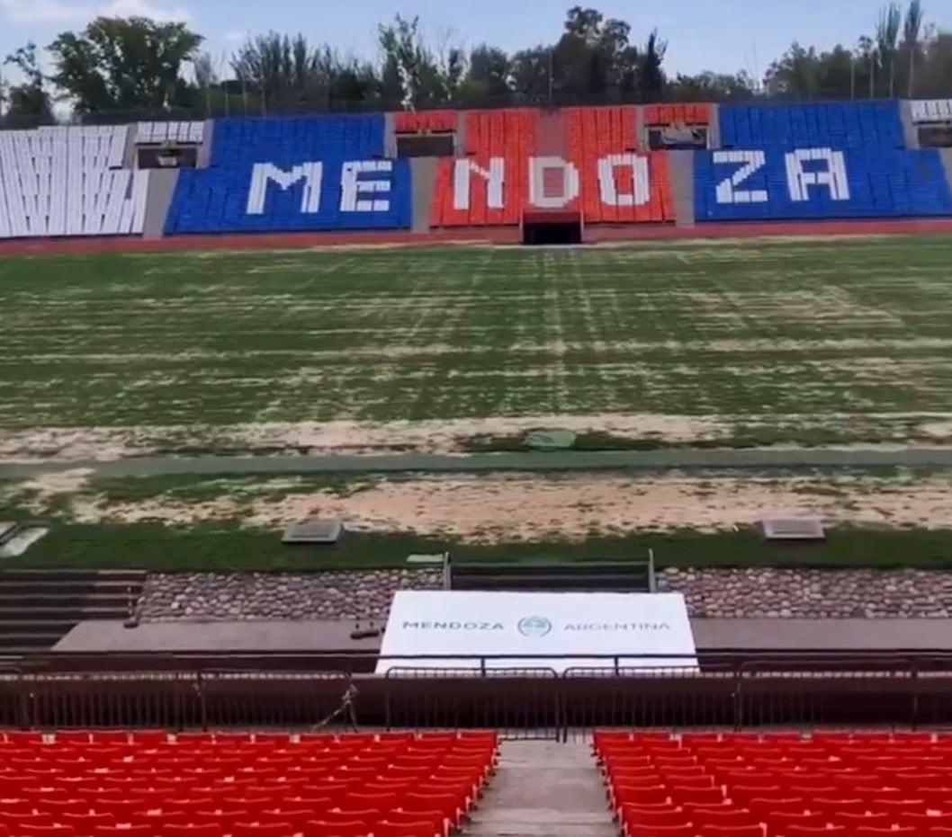 En medio de la búsqueda de estadio, esta foto se viralizó por las redes sociales y causó revuelo /Foto: Gastón Lucero Suárez