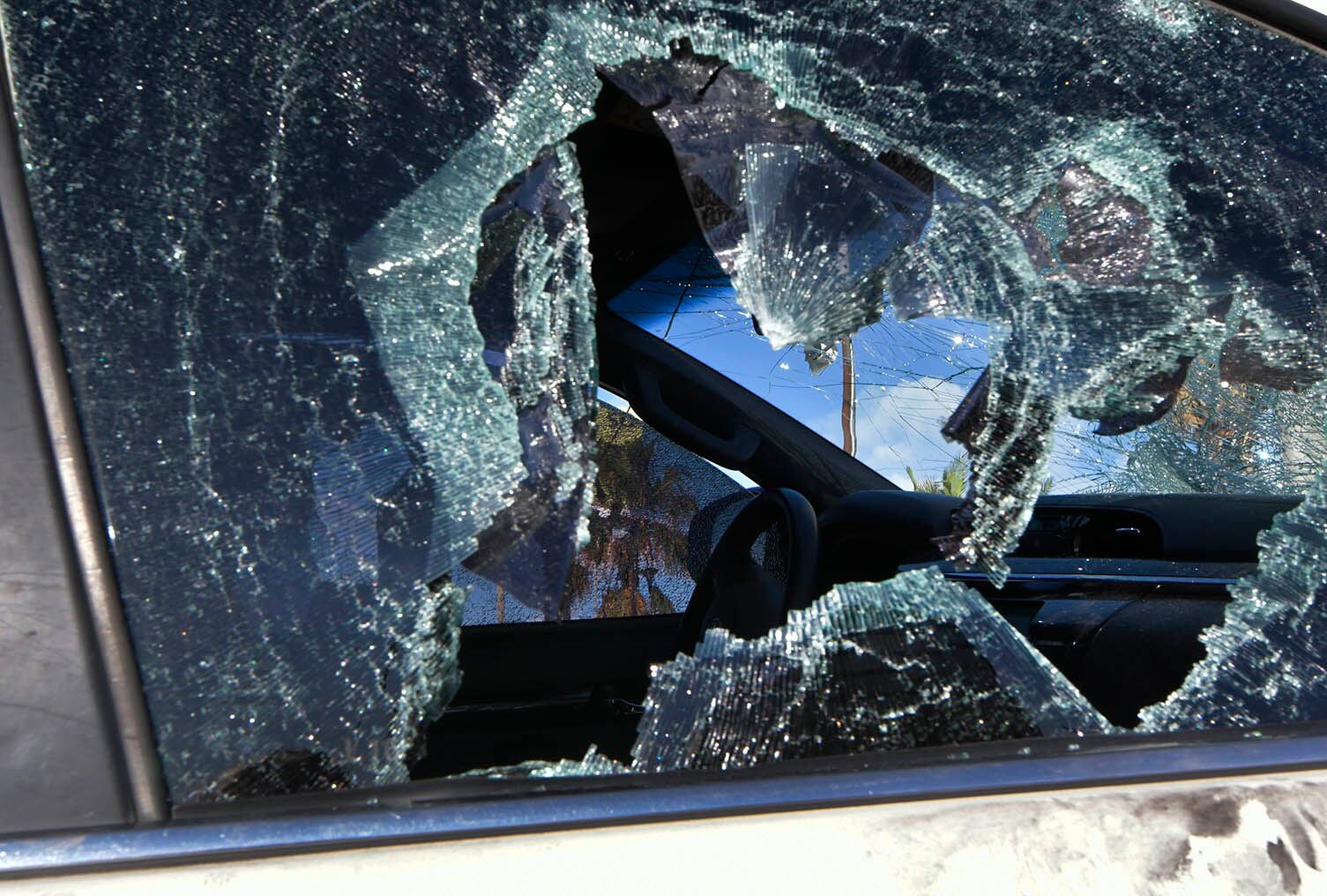 Brutal agresión a un hombre en Chacras de Coria.
El hecho policial ocurrió esta madrugada, por una presunta discusión con un grupo de 10 personas. Al joven agredido lo atacaron a golpes y piedrazos, y le destrozaron los vidrios de su camioneta cuando un amigo intento defenderse y cubrirse dentro del vehículo.

Foto: Orlando Pelichotti