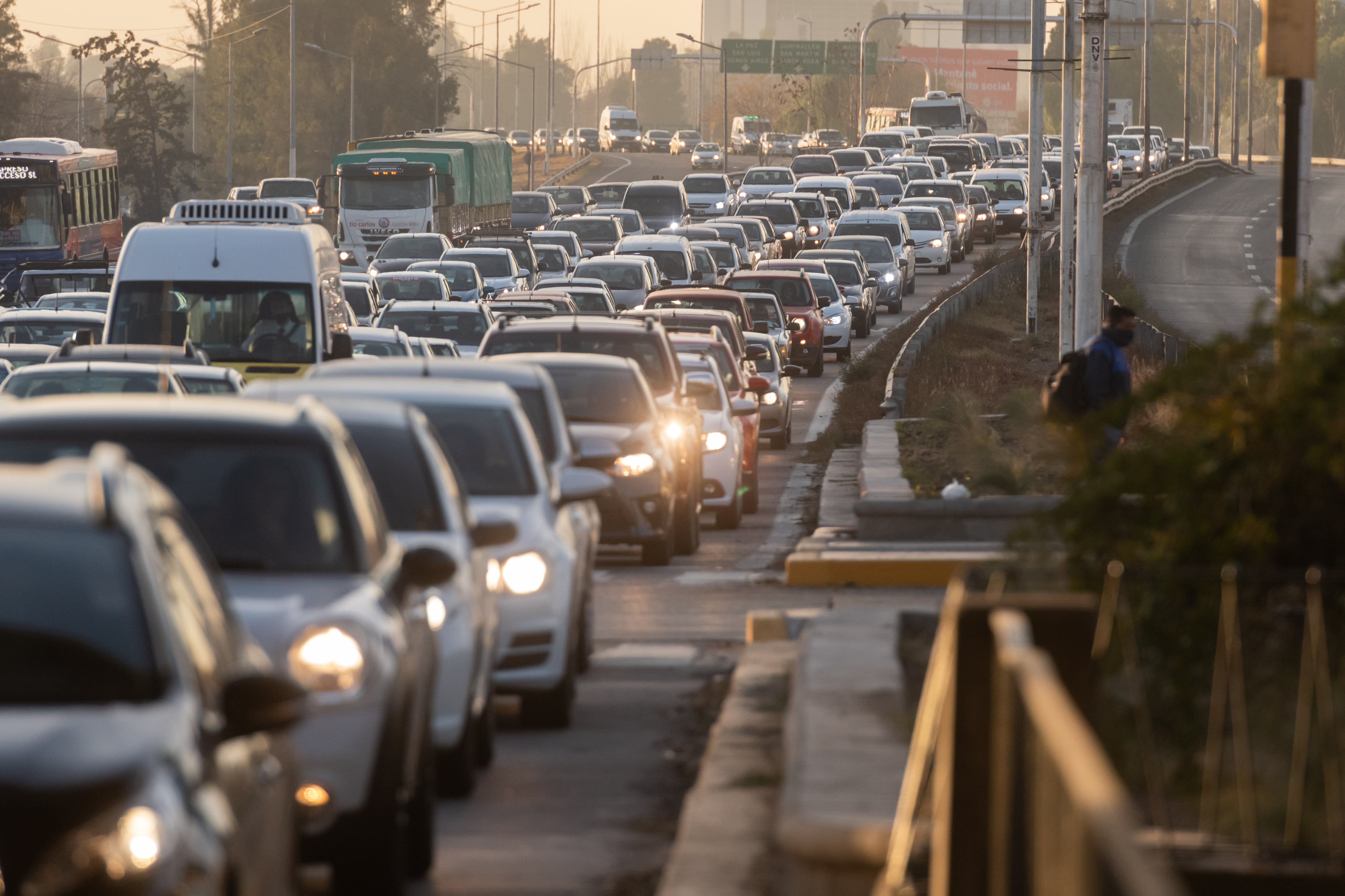 Mendoza 18 de junio de 2020 

A partir de los nuevos contagios, el gobierno decidió volver a aplicar las restricciones de circulación por terminación de DNI. Demoras en el ingreso a la Ciudad. 
 
Foto: Ignacio Blanco / Los Andes