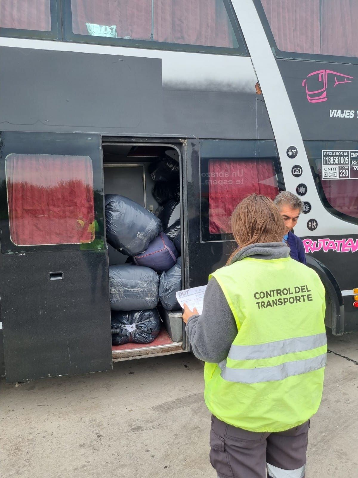 Control de la Comisión Nacional de Regulación del Transporte (CNRT). 
El 3 de abril, un colectivo con destino a “la Saladita” en Mendoza fue retenido por autoridades por llevar pasajeros en condiciones de riesgo