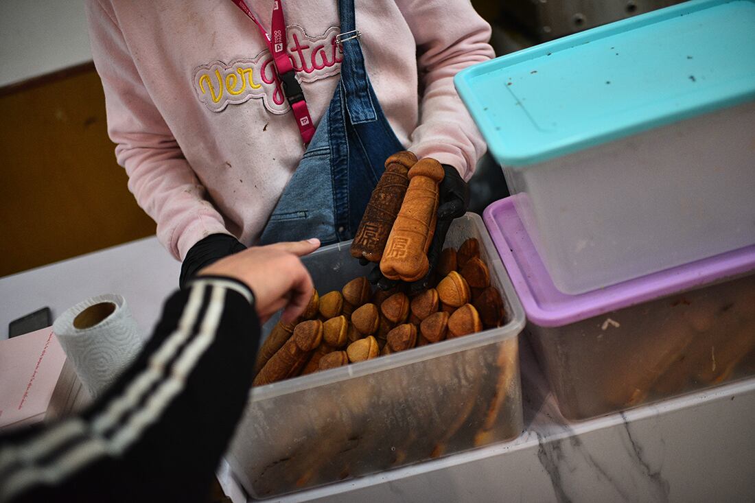  Ver gotas local comercial que vende wafles con forma de pene. 