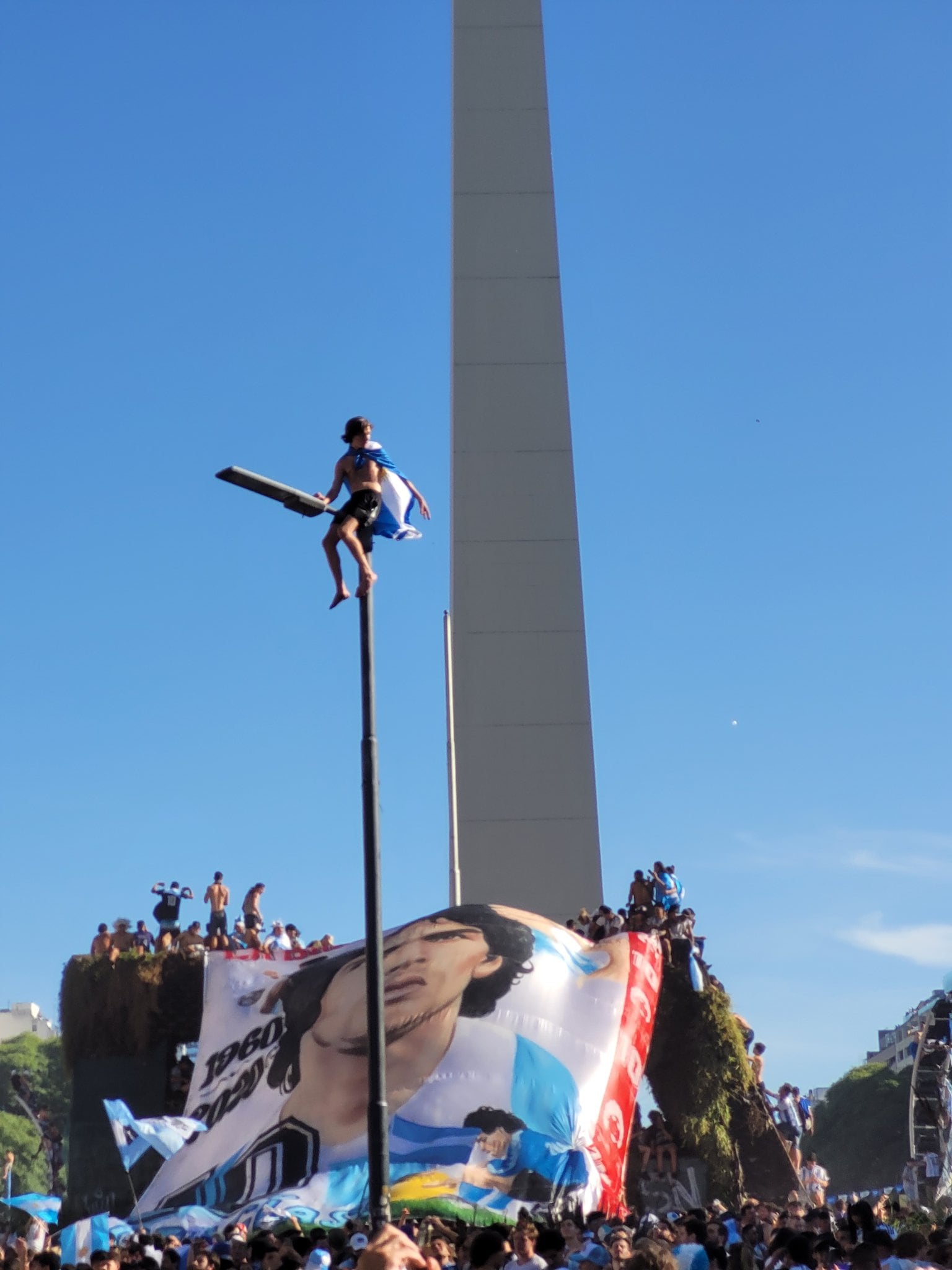 Los hinchas argentinos se mostraron eufóricos en la celebración. Foto: Twitter/@Santiag39244942