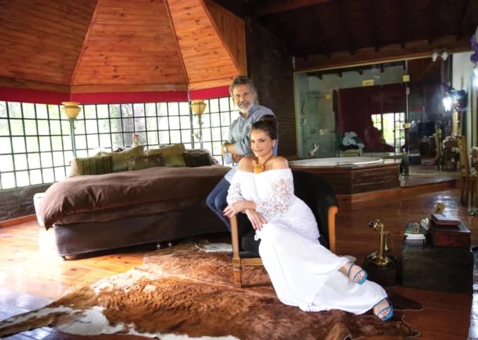 El interior de la casa está ambientado principalmente con materiales de madera y pieles de animales. Gentileza.