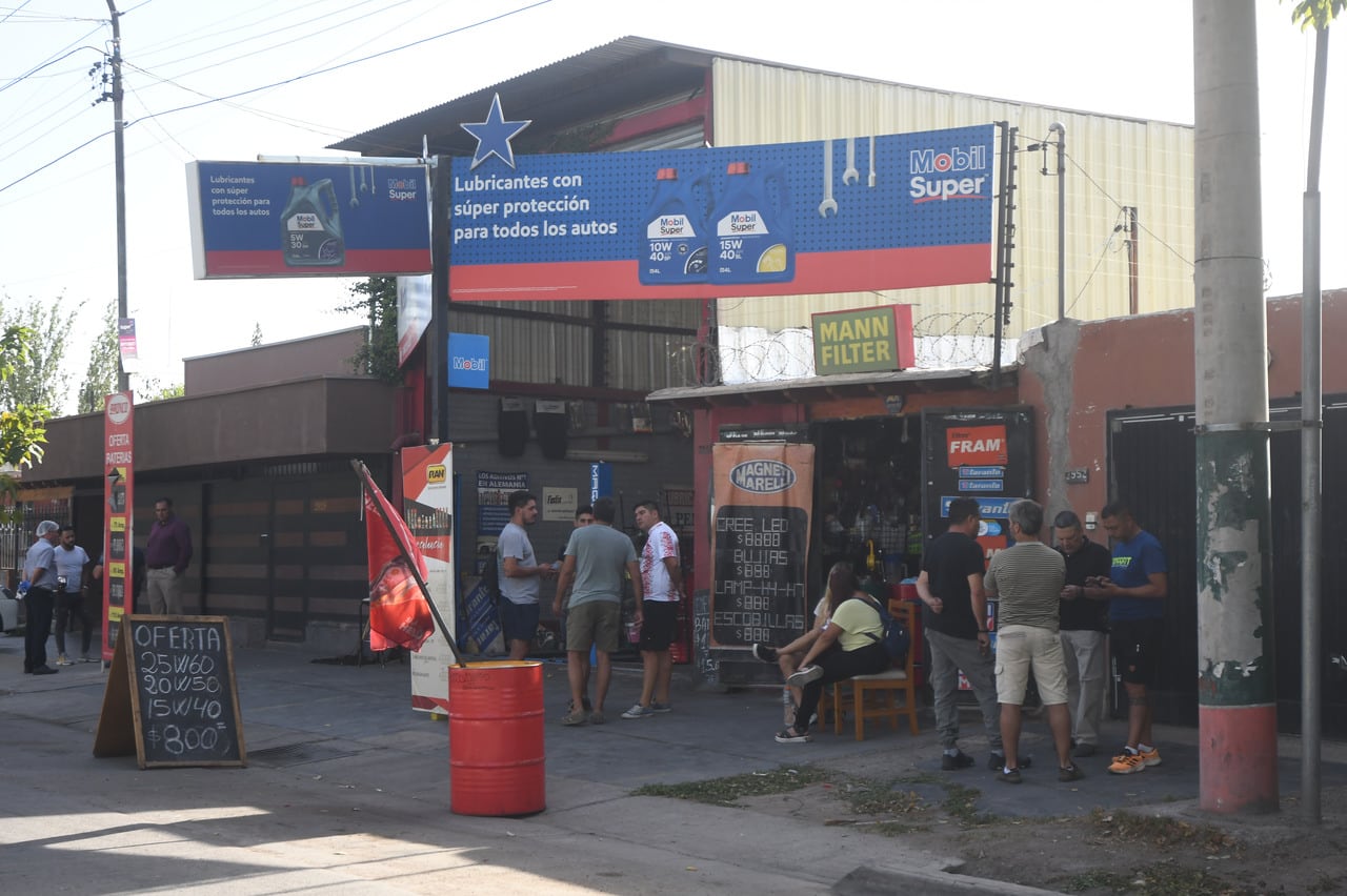 Dueño de un lubricentro ubicado en calle Mitre casi Mathus Hoyos de Guaymallén fue asesinado de un disparo cual resistirse a un asalto.
Foto: José Gutierrez / Los Andes