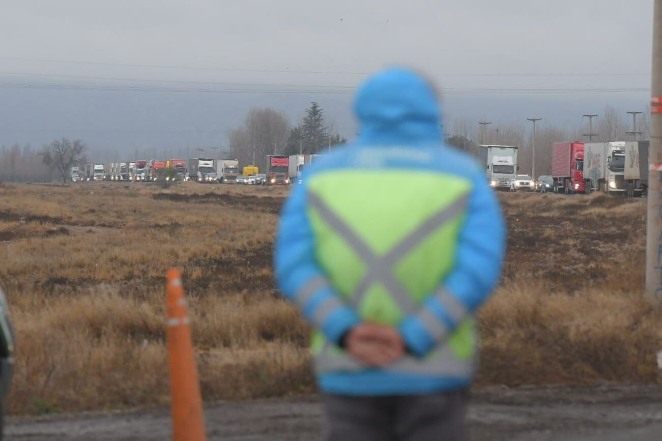 Mañana caótica en la ruta a Chile: partieron 32 micros de la terminal y a las 13 se cerró el Paso. Foto: Ignacio Blanco / Los Andes.