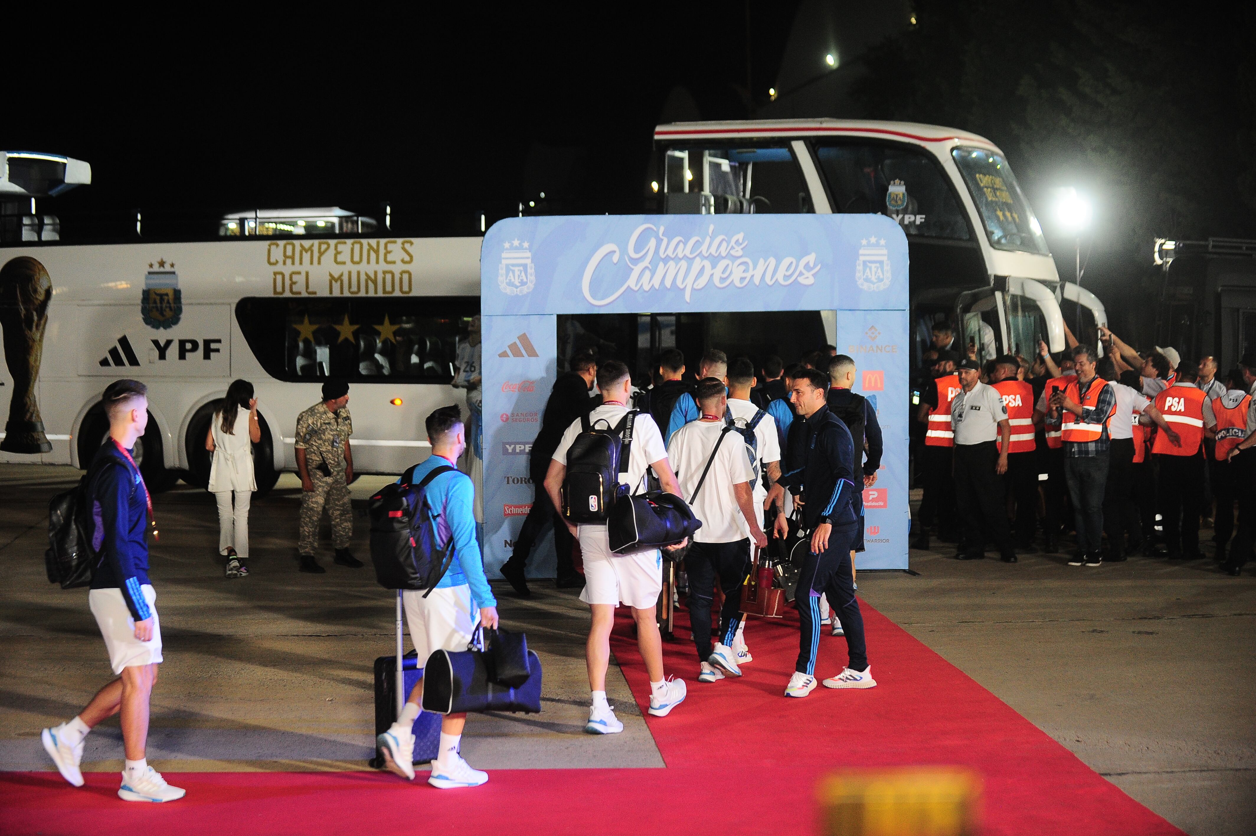 Así fue la llegada de la Selección Argentina al país. / Foto: Clarín