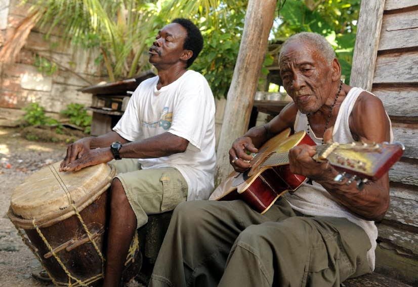 
    En el campo. Las áreas rurales hacen sonar las guitarras y tambores en los ritmos del “buru”.
   