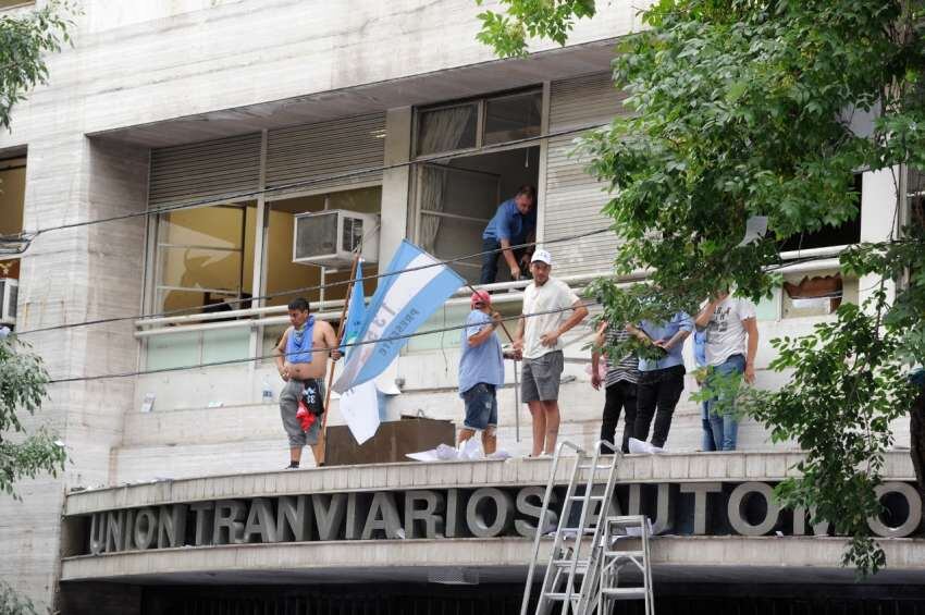 
    Todos juntos tomaron la sede del sindicato ubicada en calle Moreno al 2900 en el barrio de Once. Gentileza / Clarín
   