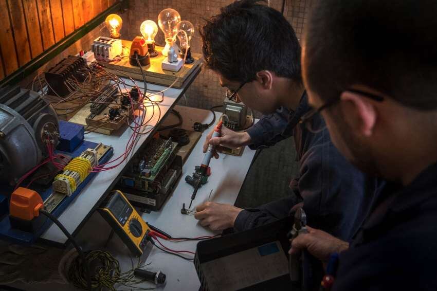 
Un alumno en plena tarea en un taller de Electricidad, una modalidad de las más elegidas. | Orlando Pelichotti / Los Andes
   