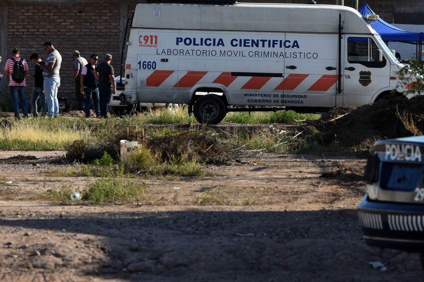 
Hallazgo: los cuerpos de las hermanas israelíes estaban atravesados por gruesos hierros en un cuarto a medio edificar. | Gustavo Rogé / Los Andes
   