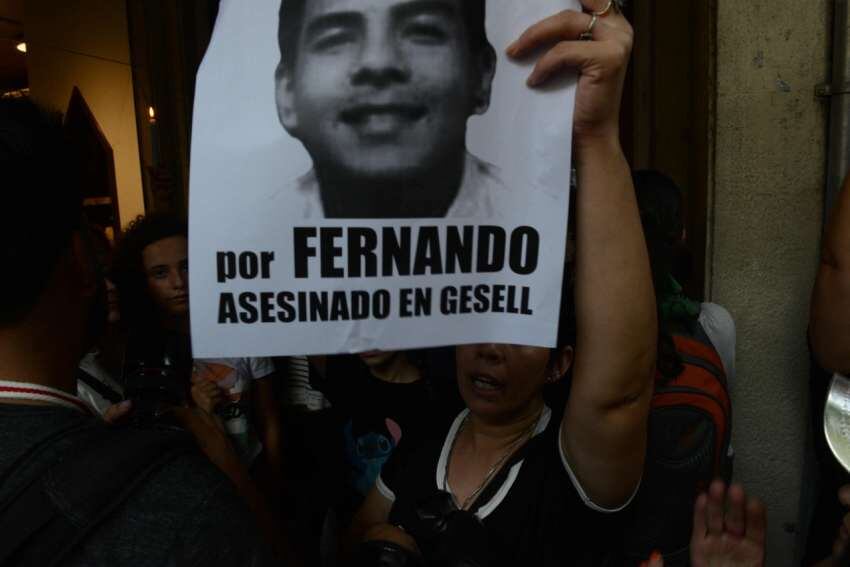 
Con carteles de pedido de Justicia por Fernando acompañó la gente a la familia del joven asesinado | Clarin
   