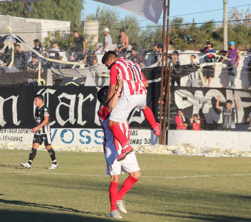 
Rodríguez se sube a lo más alto con su gol. Fue el que comenzó a sentenciar la historia; esa que no tuvo el final habitual por los violentos de siempre. | Gentileza / Alvear Diario
   