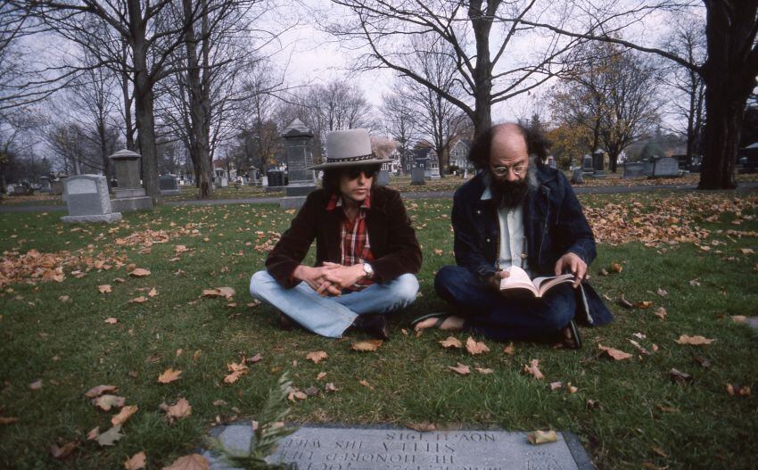 
Maestros. Bob Dylan y el poeta Allen Ginsberg, en la tumba de Jack Kerouac. | Prensa
   