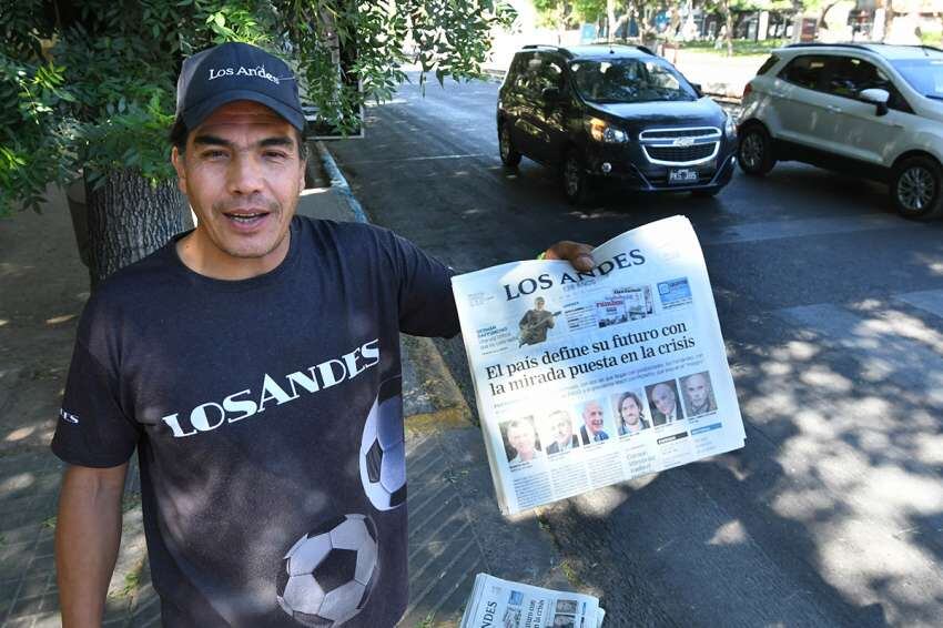 
Noticias. Enrique Lira es canillita desde hace 30 años. Vendió muchos ejemplares Los Andes, ayer. | José Gutiérrez / Los Andes
   