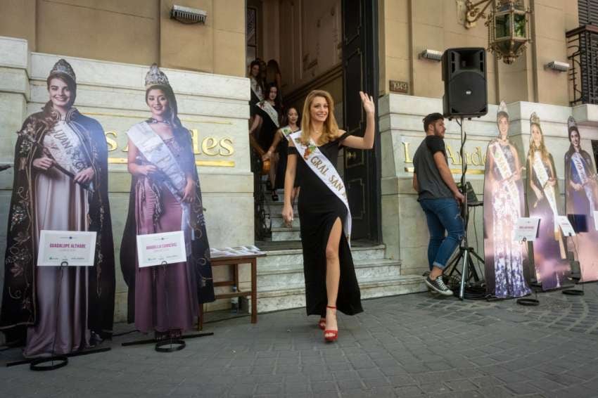 
Cada candidata "conoció" su versión impresa en la puerta de Los Andes | Ignacio Blanco / Los Andes
   