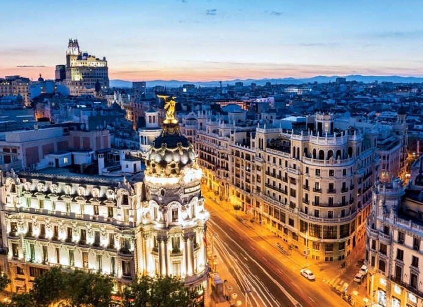 
    Una vista de la Gran Vía de Madrid, recientemente remodelada.
   