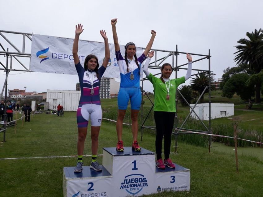 
    La campeona en el podio.
   