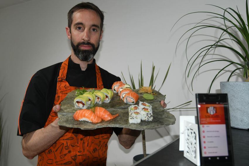 
Sebastián, dueño de una app que ofrece reparto a domicilio de sushi.  | José Gutiérrez / Los Andes
   