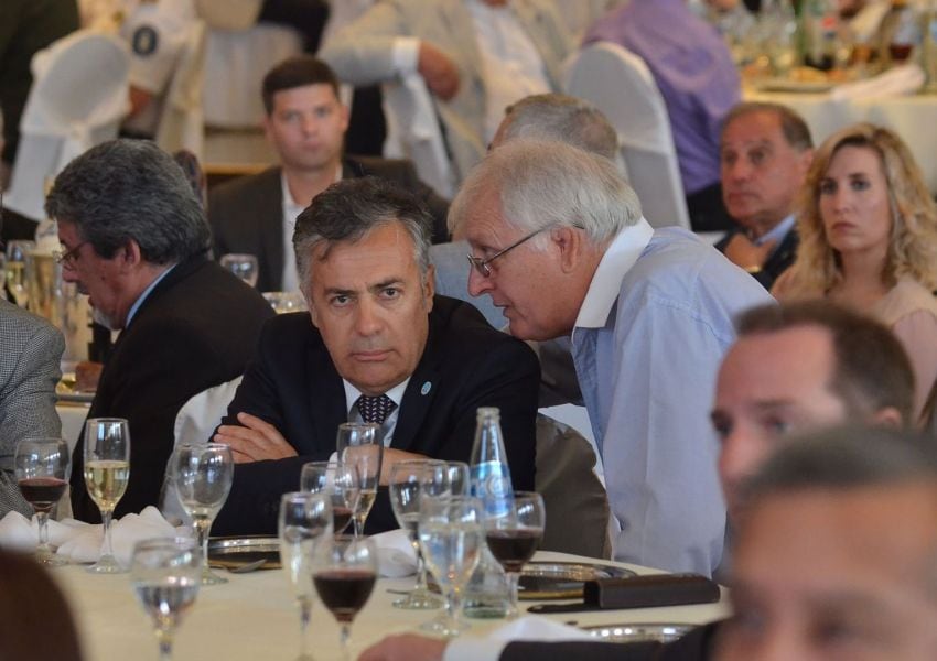 
Cornejo junto al ex intendente sanrafaelino Vicente "Chicho" Russo, en el almuerzo de hoy.  | Roberto Salvadores / Los Andes
   