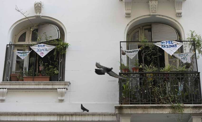 
Muchos balcones colgaron pañuelos blancos para recordar a los desaparecidos durante la dictadura
