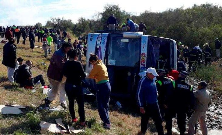 
    Así quedó el colectivo que transportaba a jubilados mendocinos. / AP
   