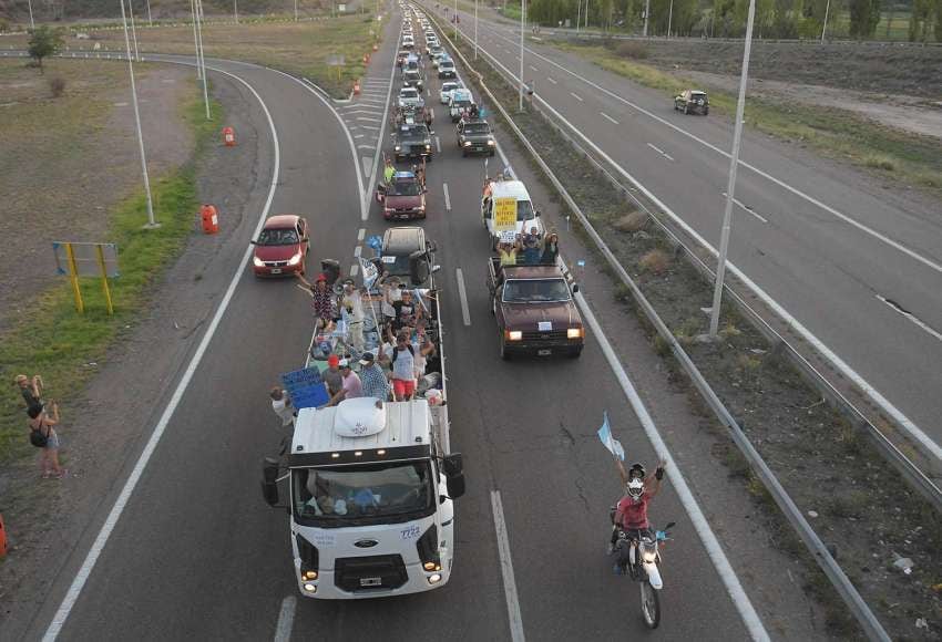 
Orlando Pelichotti / 22 de diciembre | La caravana proveniente del Valle de Uco llega a la ciudad de Mendoza para protestar por la reforma de la ley 7722.
   