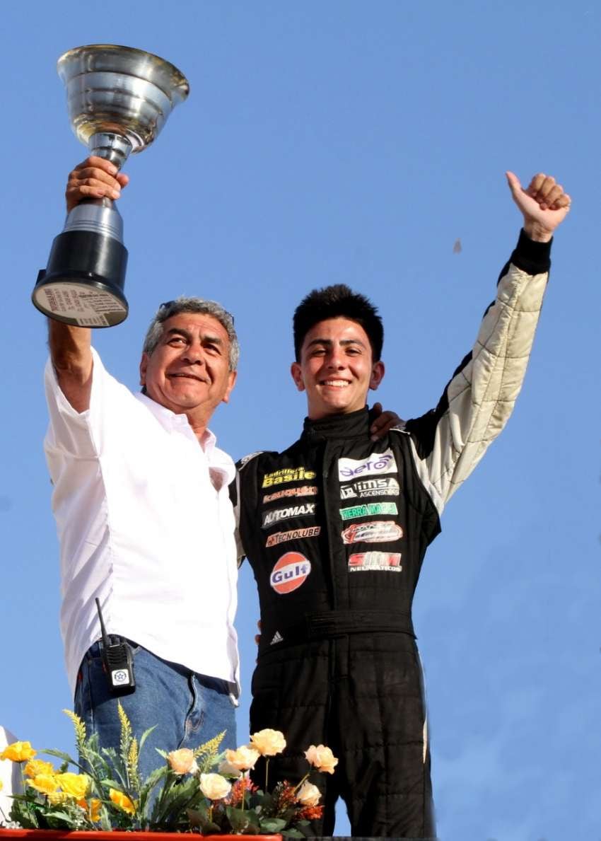 
Danilo Gil, ganador de la 1.4, le regaló su trofeo a Franco Fanizzi, un histórico del TC Cuyano; las fechas fueron en su nombre.  | Gentileza / Ale Torres
   