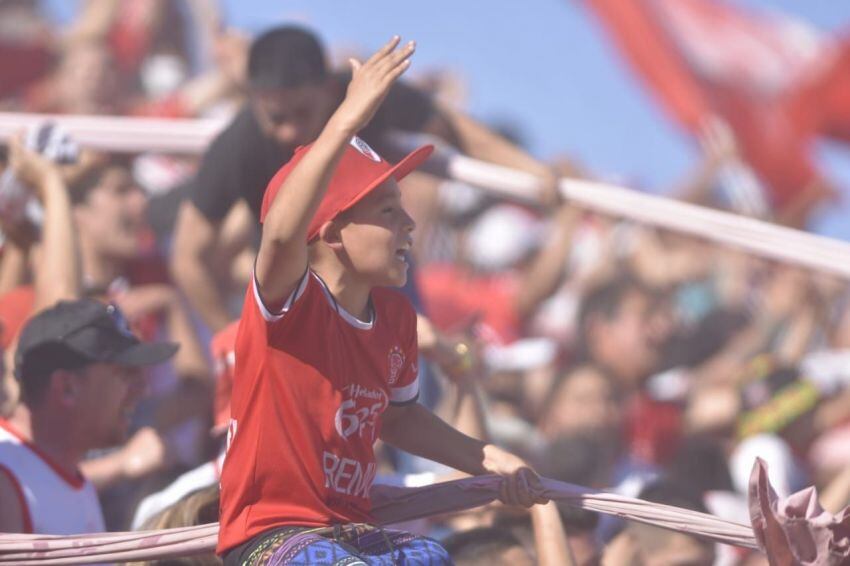 
    Una vez más, la número 1, hincha de Huracán Las Heras, mostró todo su colorido. Infernal. / Diego Pares (Los Andes).
   