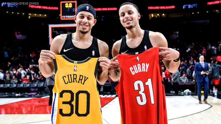 
Sos mi ídolo. Seth y Stephen, orgullo de la familia Curry. En la imagen, con la camiseta del "otro".
