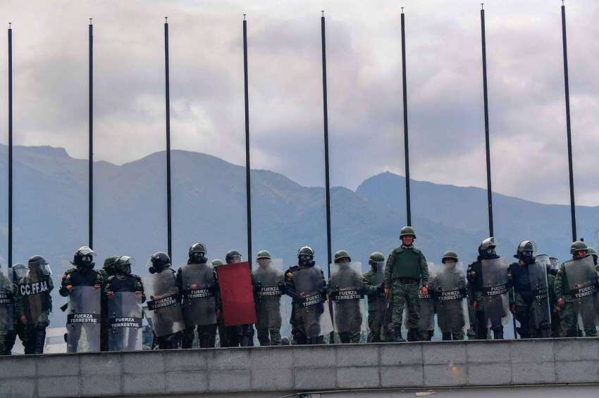 
Foto: AFP | La policía antidisturbios está de guardia después de dispersar a los manifestantes fuera de la asamblea nacional en Quito.
   