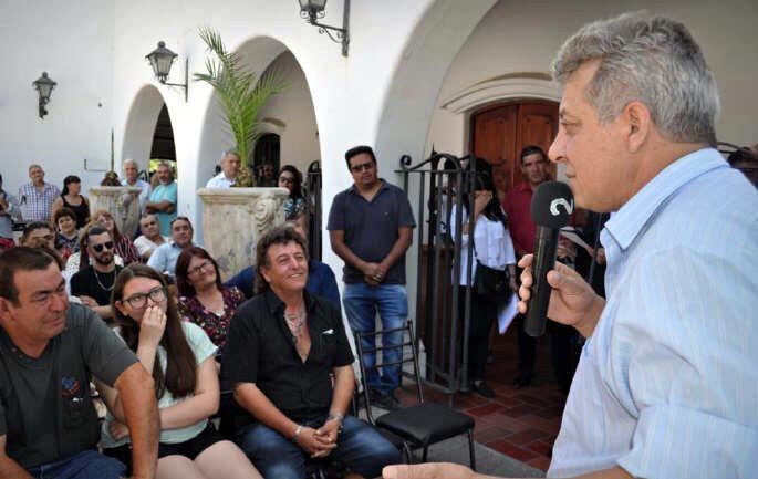 
    Discurso. Giménez, el jueves con los vecinos de San Martín.
   