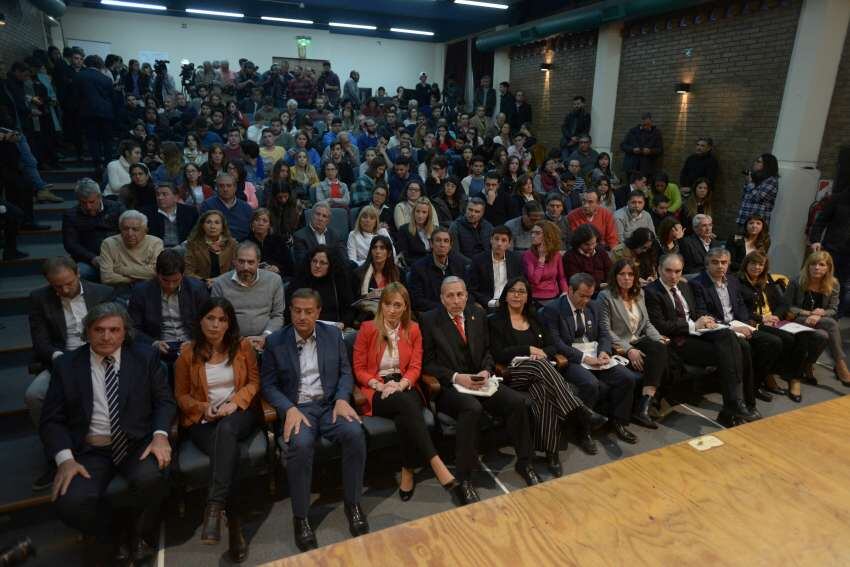 
Antes de comenzar el debate, el auditorio no tenía claros; 150 personas lo llenaron. | Marcos García / Los Andes
   