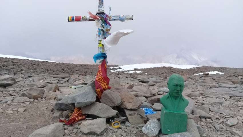 
    Al lado de la icónica cruz que marca la cima del coloso, colocaron el busto de Juan Domingo Perón. - Twitter
   