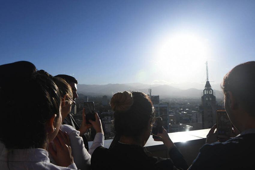 
Huéspedes de distintos lugares del país y del mundo disfrutaron del fenómeno natural desde la terraza del hotel Sheraton.  | Claudio Gutiérrez / Los Andes
   