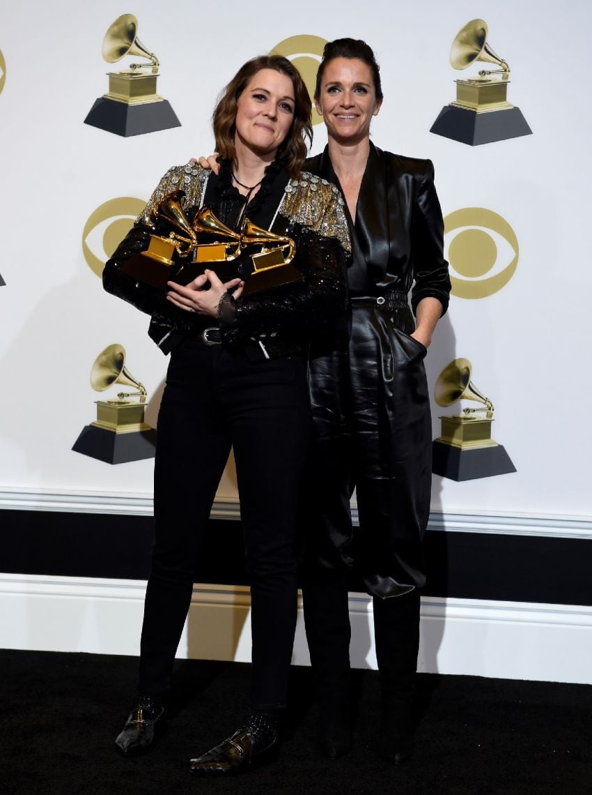 
    Brandi Carlile, a la izquierda, ganadora de los premios al mejor álbum de América por "By The Way, I Forgive You", la mejor interpretación de raíces americanas por "The Joke", y la mejor canción de raíces americanas por "The Joke" y Catherine Shepherd posan en el sala de prensa en la 61ª entrega anual de los premios Grammy en el Staples Center.
   