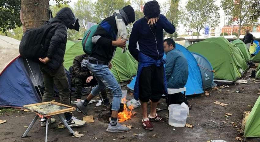 
Condiciones. En los campamentos, las personas conviven con el barro y la basura. | AP
   