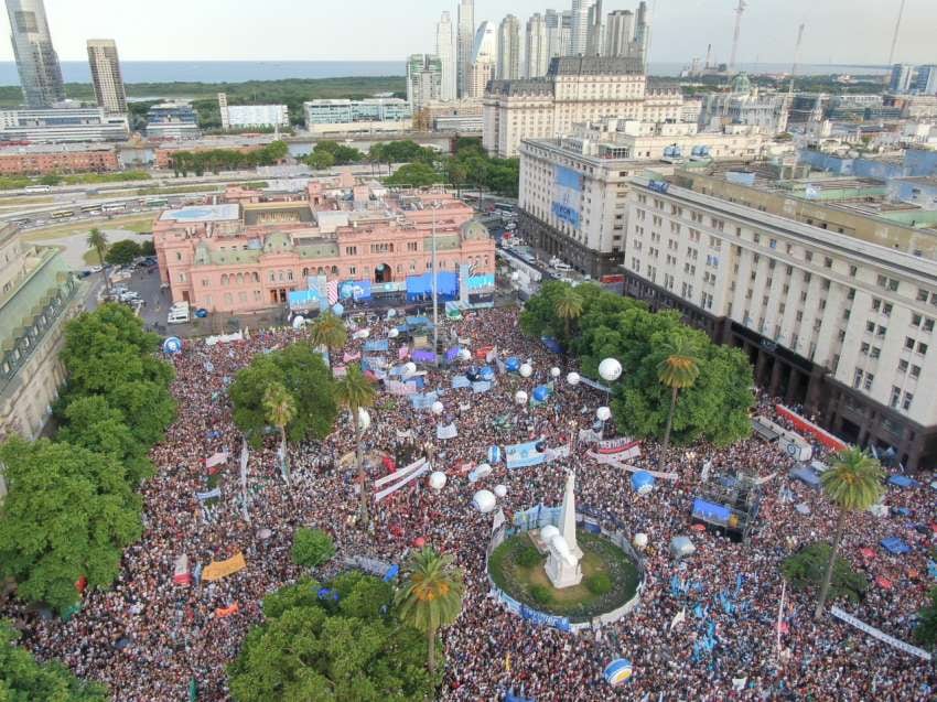 
    Una multitud colmó la Plaza de Mayo en el Festival que se brindó frente a la Casa Rosada. - Gentileza / Prensa CFK
   