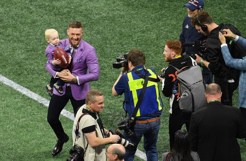 
    El luchador de artes marciales mixtas, Conor McGregor, en la previa del Super Bowl.
   