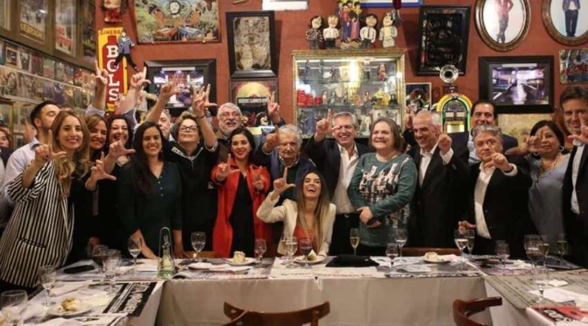 
    Los presidentes y líderes políticos indican la "L" en celebración por la libertad de Lula.
   