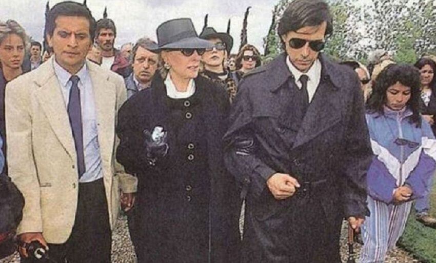 
    Daniel Tinayre Jr junto a su madre Mirtha Legrand, en el funeral de Daniel Tinayre.
   