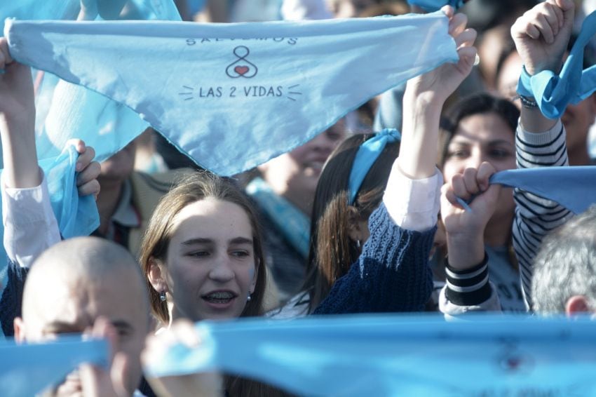 
Los pañuelos celestes también coparon las calles de Mendoza. | Foto: Diego Parés / Los Andes
   