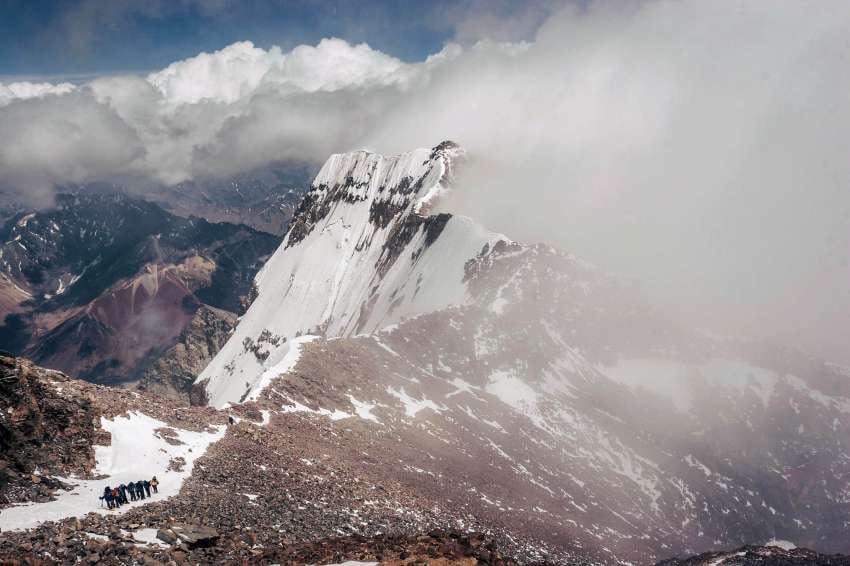 Archivo. Un grupo de montañistas camina por Los Penitentes, una formación de hielo que reina en las cercanías de Plaza de Mulas. 