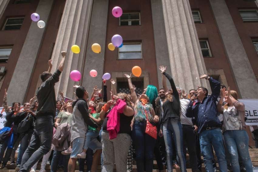 
Tribunales. Familiares, amigos y víctimas de los abusos celebraron que sus denuncias fueron escuchadas y que se hizo Justicia. | Orlando Pelichotti / Los Andes
   