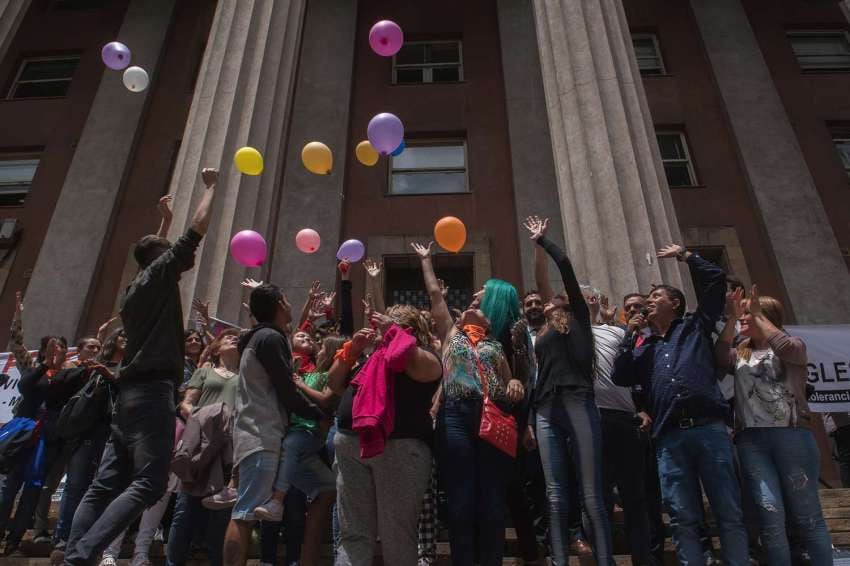 
Orlando Pelichotti / 25 de noviembre | Víctimas y familiares celebran la histórica condena a los sacerdotes Corradi, Corbacho y al jardinero Gómez, autores de decenas de abusos a chicos del instituto Próvolo.
   